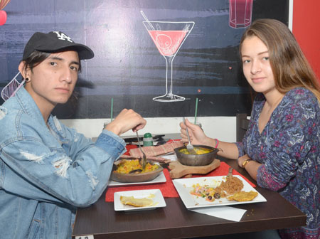 Mateo Sánchez Osorio y Verónica Ríos Londoño se reunieron en un almuerzo en el restaurante D’Mar Azul.