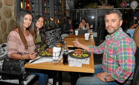 En el restaurante Buffalo Republic se reunieron en una comida Valentina Alzate Moscoso, Sofía Hurtado Alzate y Alexánder Salazar