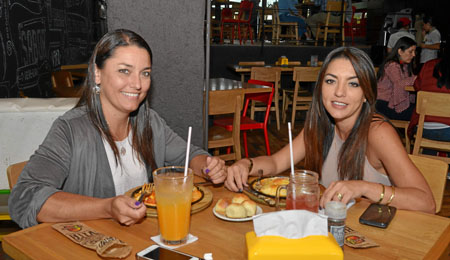 Shirley Calvo Zuluaga y Ivette Calvo Zuluaga se reunieron en un almuerzo el restaurante Il Forno.
