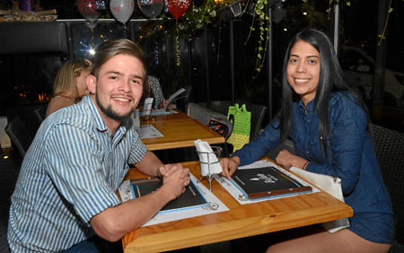 Santiago Valencia Rendón y Ashley Castro Ortega se reunieron en una comida en el restaurante Buffalo Republic.