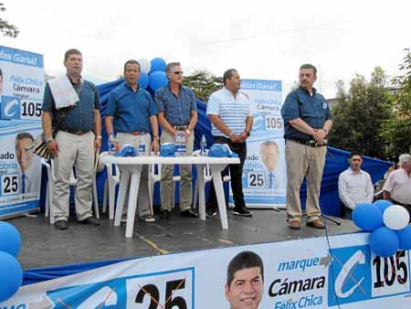 Concentración conservadora Foto | Diego Salgado | LA PATRIA Aranzazu. El senador Luis Emilio Sierra, acompañado por los candidat