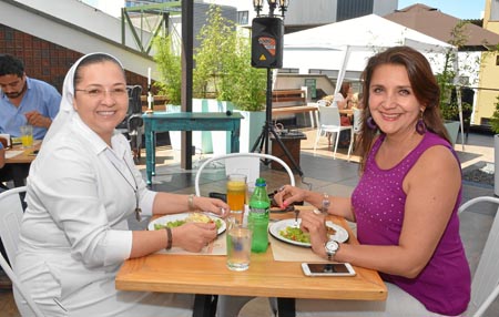 En el restaurante Dauntaun se reunieron en un almuerzo la hermana Claudia Ochoa Alzate y Elizabeth Ramírez Correa.