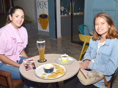 Manuela Forero López y María Alejandra Espinosa se reunieron en una comida en el restaurante-café Pepe.