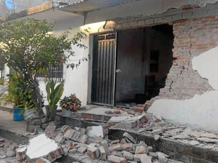 Casa afectada en la población de Jamiltepec en el estado de Oaxaca (México), donde también evacuaron pacientes de hospitales y e