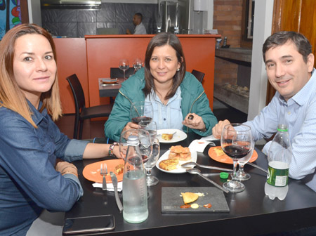 Diana Carmona Carmona, Olga Lucía Molina Vásquez y Pedro José Gallón Tamayo, funcionarios de Homecenter se reunieron en una comi