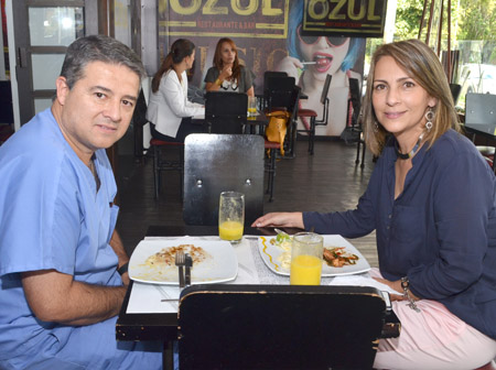 En el restaurante Ozul se reunió el neumólogo Jaime Sánchez Vallejo con la gerente de Neuimovida, Luz Adriana Linares Rodríguez.