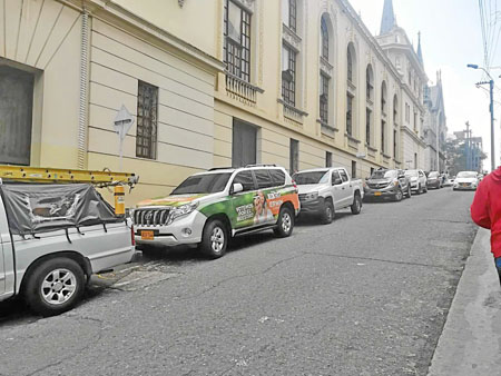 ¿Con parqueadero oficial? Foto | LA PATRIA Manizales. El candidato a la Cámara de Representantes por el partido Cambio Radical E