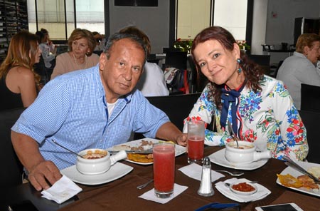 En la sede El Cable del Club Manizales se reunieron en un almuerzo Camilo Santamaría Muñoz y Liliana Patricia Zapata de Santamar