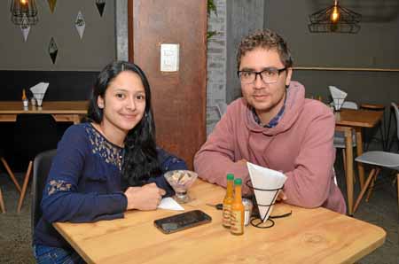 En el restaurante Mix It Food & Drinks se reunieron en una comida Vanessa González Niño y Santiago Meza Tabares.