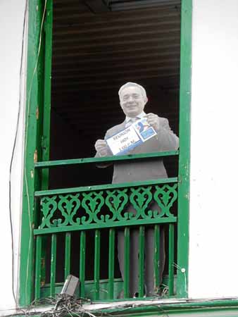 Uribe en la ventana Foto | Rubén Darío López | LA PATRIA Pensilvania. En el parque principal, asomado a la ventana de una casona