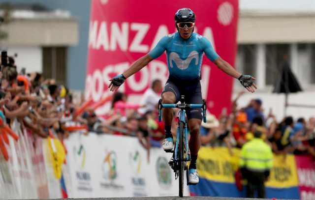 Dayer Quintana celebra el primer puesto de la etapa final de la carrera Colombia Oro y Paz hoy en Manizales. 