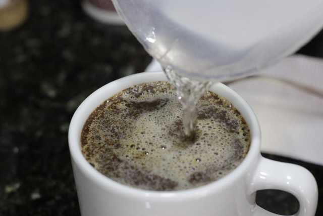 Después de tres minutos de remojado el café molido a una temperatura de 93 grados centígrados da el aroma. Este es el segundo at