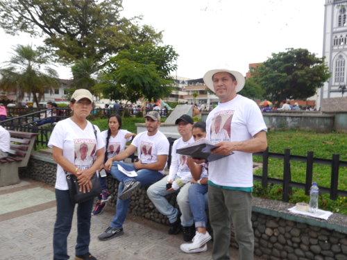 40 familiares llegaron el sábado en la mañana a Chinchiná a pegar afiches y a preguntar por el paradero de Humberto.