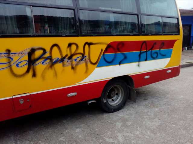 Mensajes como estos amanecieron ayer en paredes de casas y en el chasis de un bus. 