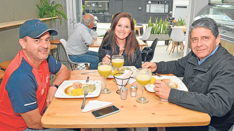 Darío Gómez Londoño, Claudia Gómez Londoño y Felipe Cuéllar, en el restaurante Mix It Food & Drinks.