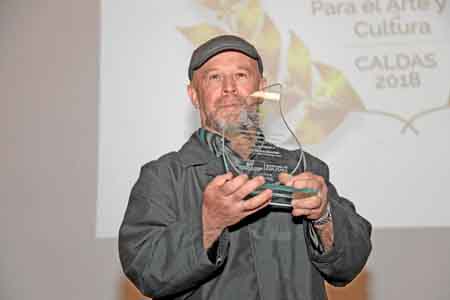 Augusto Muñoz Sánchez, director de Punto de Partida, recibió la distinción a Vida y Obra en la categoría de teatro.