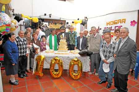 Amigos y compañeros del Hogar Geriátrico.