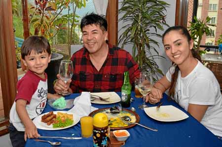 Marcelo Gómez Vaca, César Gómez Franco y Sandra Yohana Vaca Ospina se reunieron en un almuerzo en el restaurante L’Atelier.