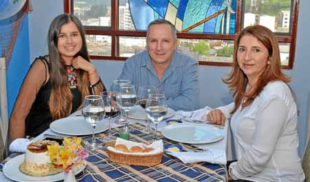 María Fernanda Aristizábal Arboleda, Ezequiel Aristizábal Ospina y Marleny Arboleda Pineda, se reunieron en un almuerzo en el re