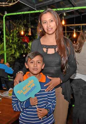 Laura María Loaiza Cardozo y su hijo Thomás Morales Loaiza, quien se benefició con la cirugía mil.