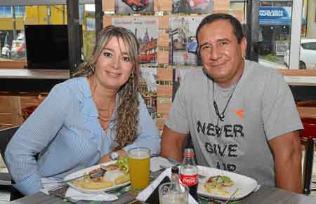 Marcela López Orozco, gerente de Kía, se reunió en un almuerzo de trabajo con el coronel Carlos Julio Hernández, en el Sopranos.