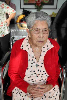 Deyanira Valencia de Serna aparece durante la recepción que ofreció su familia después de la misa.