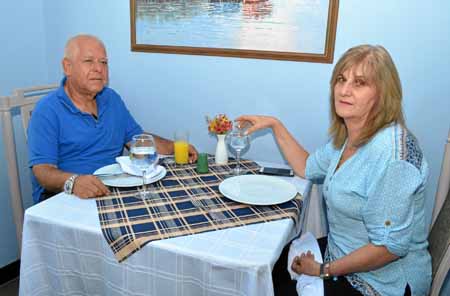 José Ubaldo López Calderón y Alba Marina Salazar Jiménez se reunieron en un almuerzo en el restaurante Las Redes.