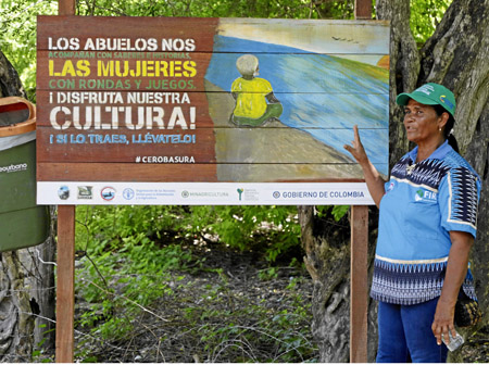 Una integrante de la guardia Cimarrona de las Islas del Rosario, ubicadas cerca de Cartagena, muestra un punto ecológico. 