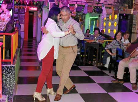 Luis Gonzalo López y Elizabeth Ramírez bailaron al son de un bolero.