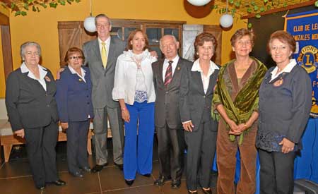 Los nuevos socios aparecen en compañía de sus padrinos: Fanny Serna de Salazar, Nora Lozada de González, Iván Cruz Alzate, Pilar