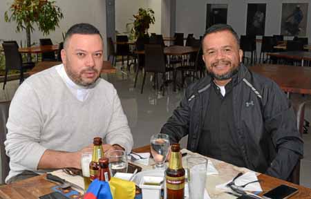 Al presbítero Jaime Alberto Pérez Villegas lo homenajeó, por su cumpleaños, su amigo el sacerdote Cristian Echeverry Sánchez, co