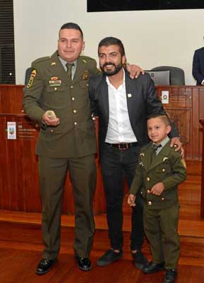 El patrullero Jonatan Aragonez Ospina fue exaltado con la Gran Orden del Concejo por la labor que realiza en la Comuna Universit