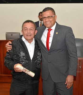 Gilberto Vásquez Rodas fue exaltado por su trabajo con la belleza de la región, lo acompaña el concejal Héctor Fabio Delgado Lon
