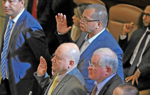 Momento en el que el senador Carlos Lozada (i, abajo) y el representante a la Cámara por Bogotá Byron Yepes (c, arriba), ambos d