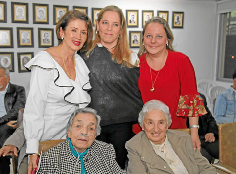 Ayda Jaramillo Isaza y María Leonor Mejía. De pie: Esperanza Jaramillo, Blanca Patricia Restrepo y Blanca Victoria Restrepo. 