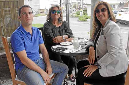 Javier Andrés Giraldo y Martha Elena y Liliana María Serna se reunieron en un almuerzo en el restaurante El Bistro Francés.