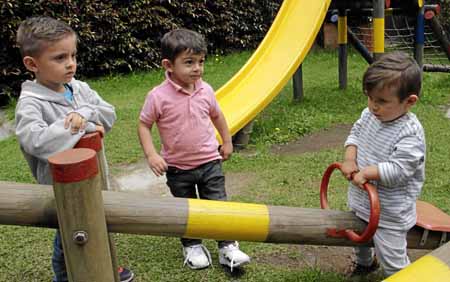 Los niños Tomás Moreno, Samuel Toro y Martín Quintero se divierten en el restaurante Il Forno mientras esperaban el almuerzo.