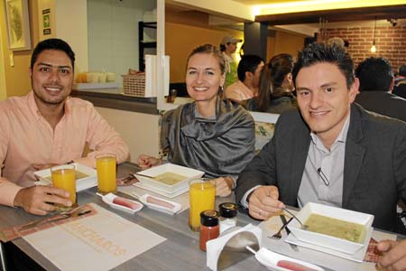Santiago Rendón, Adriana Rave y Camilo Barrera se reunieron en el restaurante Cháncharos.
