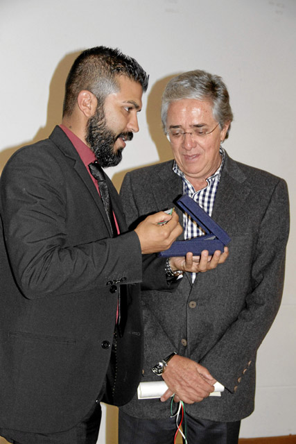 El concejal John Eduard Orozco entregó, en nombre del Concejo de Manizales, una nota de estilo en la que exalta la trayectoria a