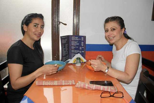 En el restaurante Mar Azul se reunieron Paula Andrea Villa y Carolina López.