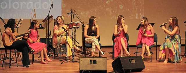 Entre las invitadas al escenario están: María Isabel Mejía, Mayra Sofía Henao, Vanessa Giraldo, Mafe Giraldo, Estefany Ramírez y