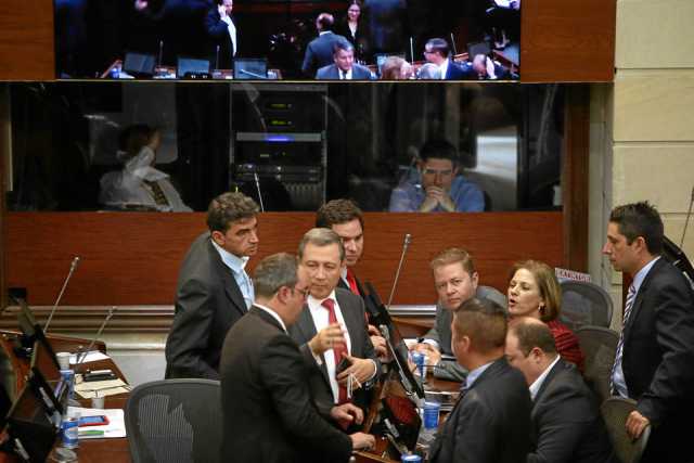 Gustavo Petro se unió ayer a la petición de la bancada del Centro Democrático para que Uribe continúe en el legislativo. "Le sol