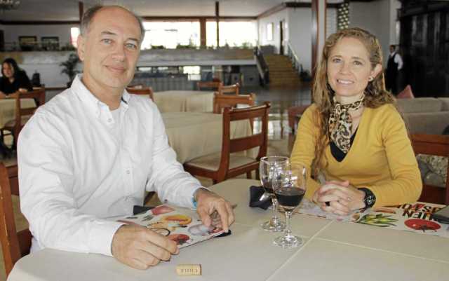 Gerard Oliver y Luz Stella Cardona en una reunión de trabajo en el Club Manizales.