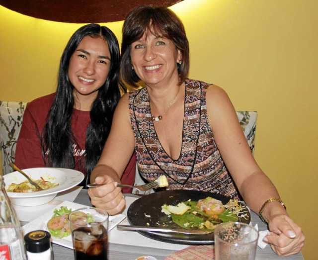 En el restaurante Cháncharos se reunieron Lucía Sepúlveda y Elizabeth Rojas.