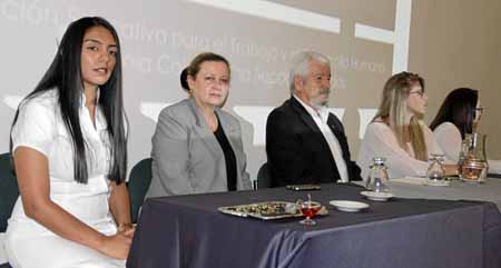 En la mesa principal aparecen: Yérica Paola García, Carolina Venegas, Gildardo Armel, Sharim Toro y Eliana María Aristizábal.