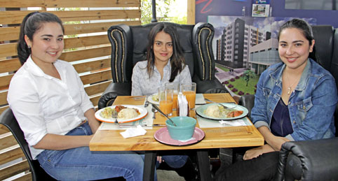 Luisa María Salazar, Carolina Sánchez y Paula Salazar almorzaron en el restaurante Dantaun.