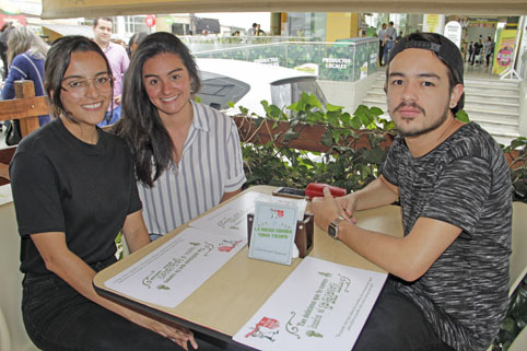 Juana Valeria Hurtado, Camila Monroy y Sergio Flórez estuvieron en el restaurante Petizo Núñez.