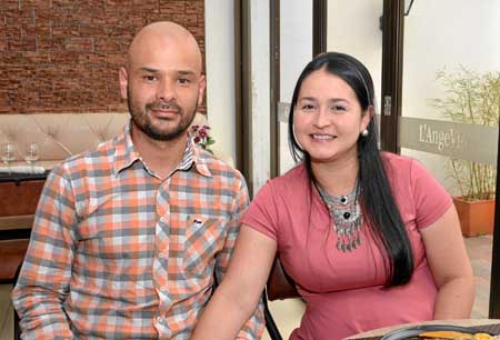 Ómar Ángel y Ana María Orozco Jaramillo celebraron ocho años de matrimonio en el restaurante L’Angevin.
