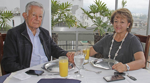 Hernando Posada y Amparo Zuluaga de Posada se reunieron en un almuerzo en el Club Manizales.