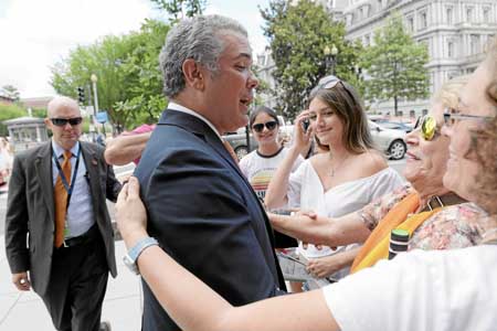 Iván Duque, presidente electo de Colombia, posa con simpatizantes venezolanos en Washington.